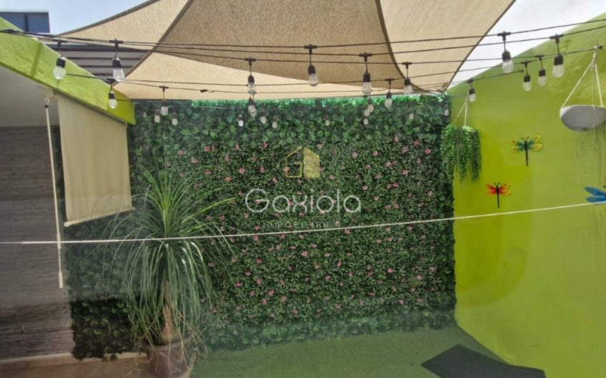 Se VENDE casa ubicada en Privada con acceso controlado y área común con alberca, La Conquista