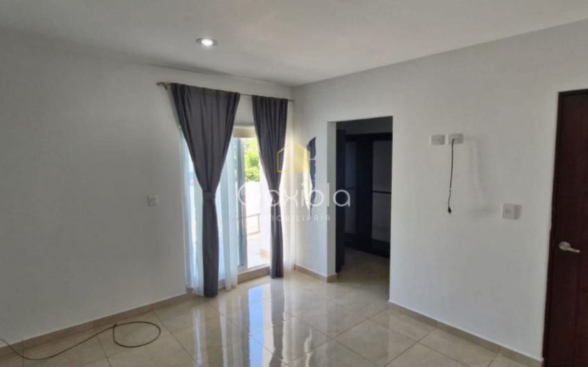 Se VENDE casa ubicada en Privada con acceso controlado y área común con alberca, La Conquista