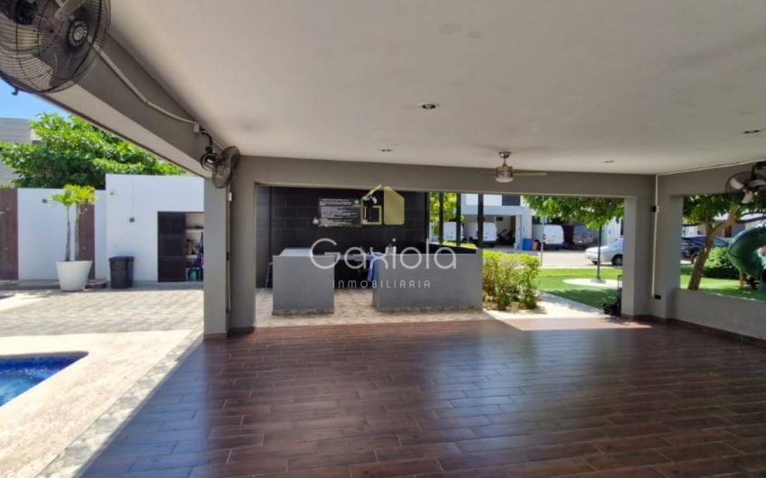 Se VENDE casa ubicada en Privada con acceso controlado y área común con alberca, La Conquista
