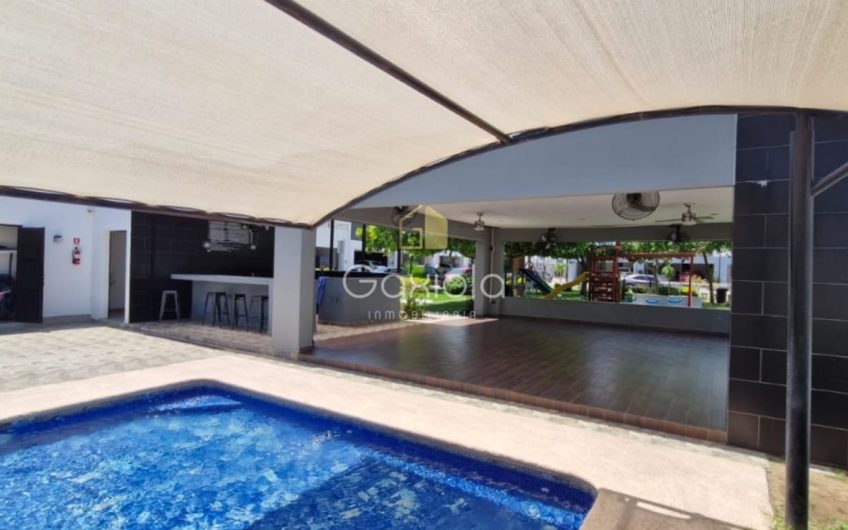 Se VENDE casa ubicada en Privada con acceso controlado y área común con alberca, La Conquista