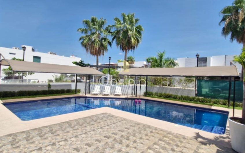 Se VENDE casa ubicada en Privada con acceso controlado y área común con alberca, La Conquista