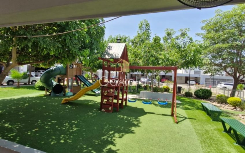 Se VENDE casa ubicada en Privada con acceso controlado y área común con alberca, La Conquista