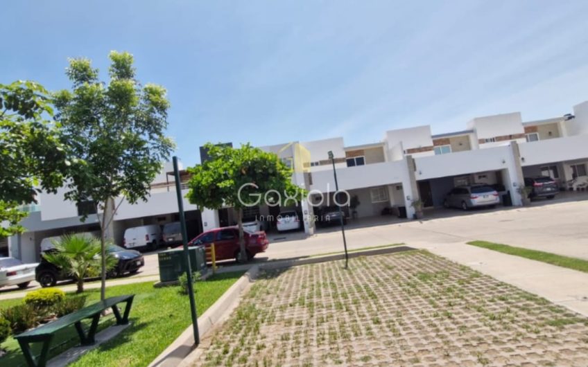 Se VENDE casa ubicada en Privada con acceso controlado y área común con alberca, La Conquista