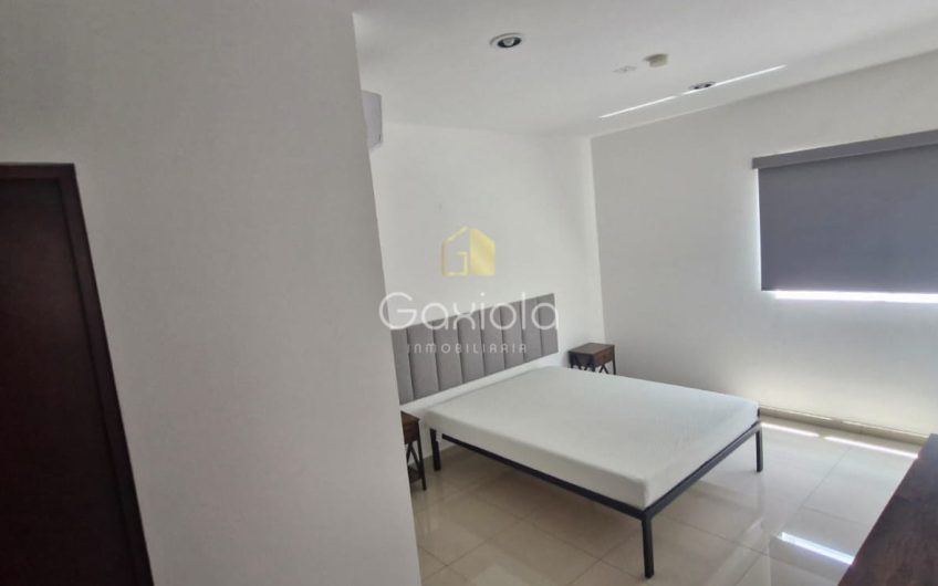 Se VENDE o SE RENTA Departamento AMUEBLADO, ubicado en privada con acceso controlado y roof garden, La Conquista