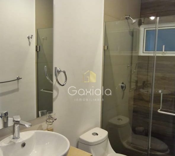 Se VENDE o SE RENTA Departamento AMUEBLADO, ubicado en privada con acceso controlado y roof garden, La Conquista