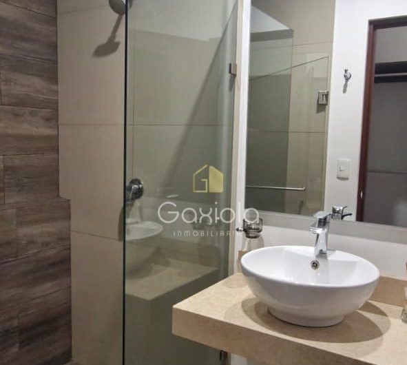 Se VENDE o SE RENTA Departamento AMUEBLADO, ubicado en privada con acceso controlado y roof garden, La Conquista