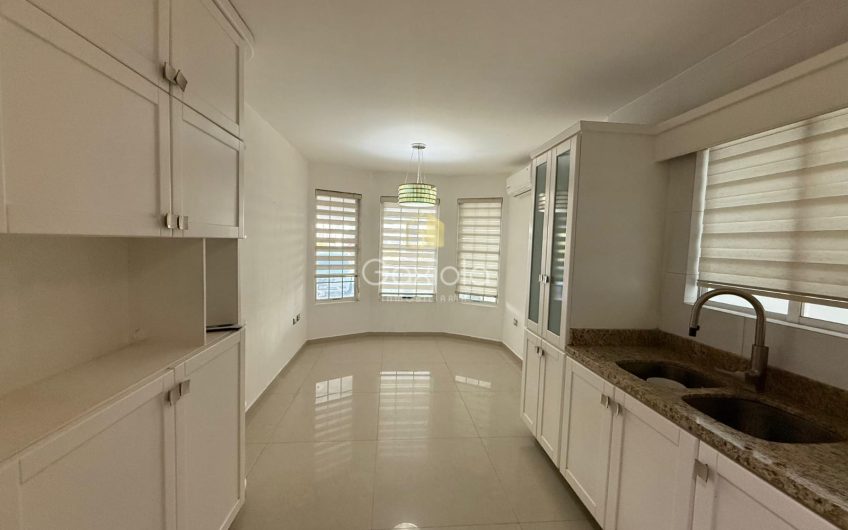 Se RENTA casa ubicada en Privada con acceso controlado, Las Flores