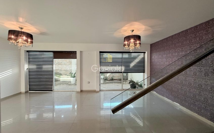 Se RENTA casa ubicada en Privada con acceso controlado, Las Flores