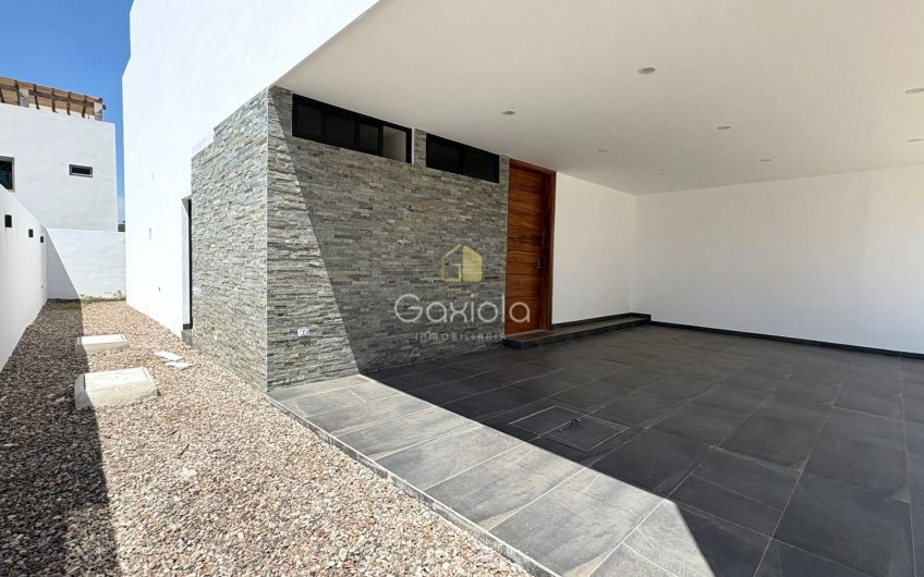 Se VENDE casa en privada con acceso controlado y área común con alberca,  Altabrisa Residencial, Mazatlán, Sinaloa