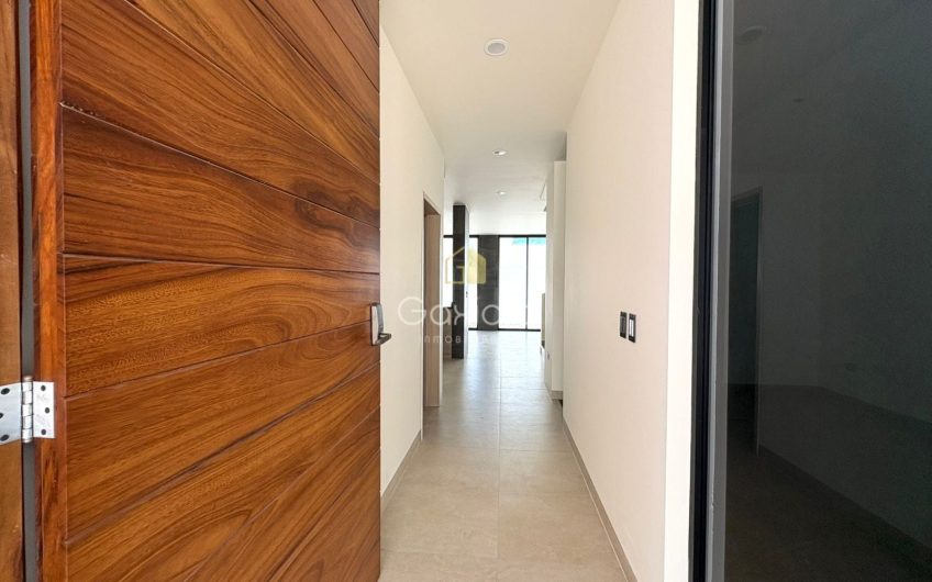 Se VENDE casa en privada con acceso controlado y área común con alberca,  Altabrisa Residencial, Mazatlán, Sinaloa