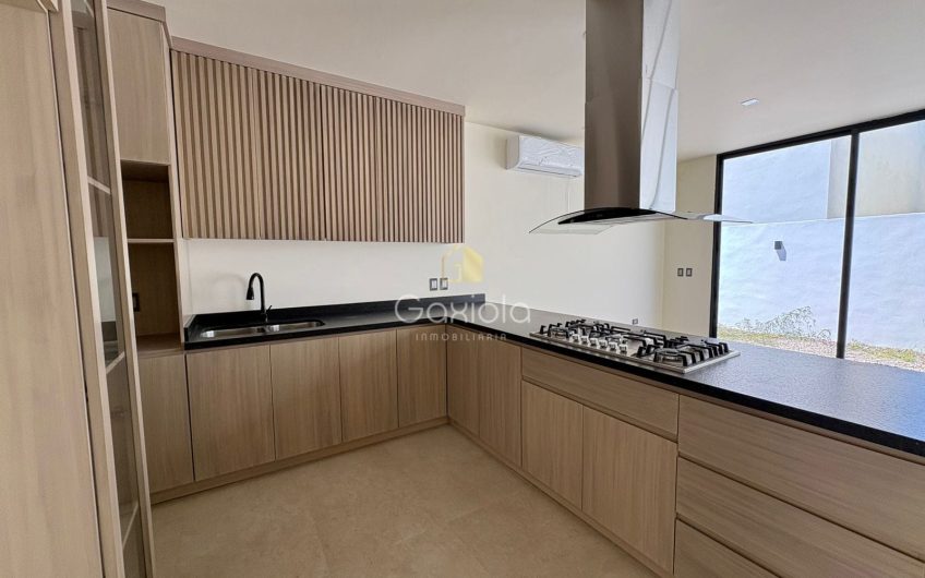 Se VENDE casa en privada con acceso controlado y área común con alberca,  Altabrisa Residencial, Mazatlán, Sinaloa