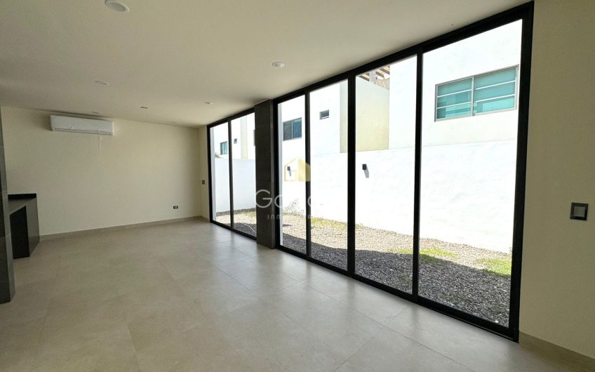 Se VENDE casa en privada con acceso controlado y área común con alberca,  Altabrisa Residencial, Mazatlán, Sinaloa