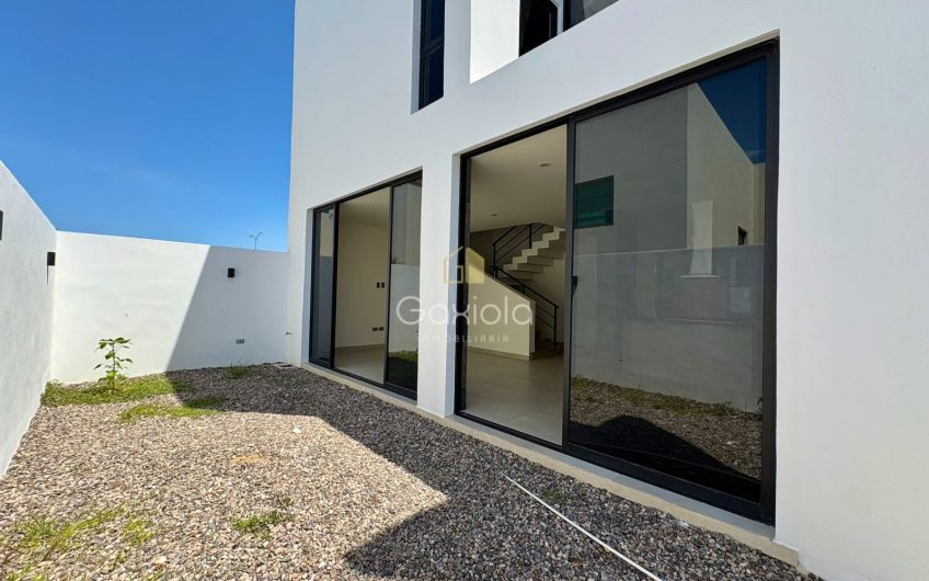 Se VENDE casa en privada con acceso controlado y área común con alberca,  Altabrisa Residencial, Mazatlán, Sinaloa