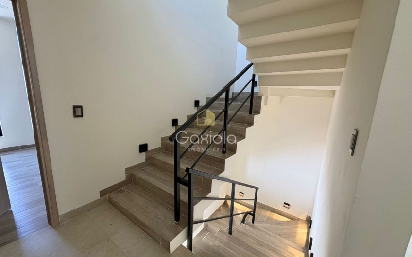 Se VENDE casa en privada con acceso controlado y área común con alberca,  Altabrisa Residencial, Mazatlán, Sinaloa