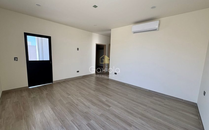 Se VENDE casa en privada con acceso controlado y área común con alberca,  Altabrisa Residencial, Mazatlán, Sinaloa