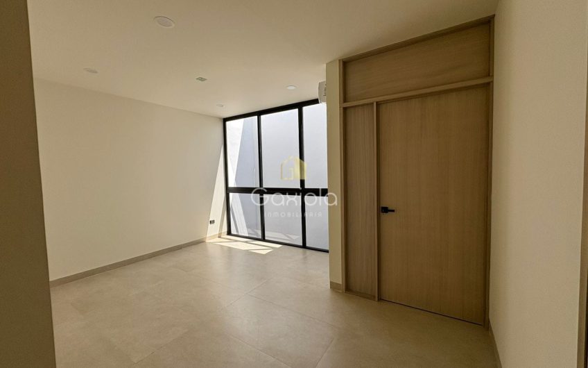 Se VENDE casa en privada con acceso controlado y área común con alberca,  Altabrisa Residencial, Mazatlán, Sinaloa