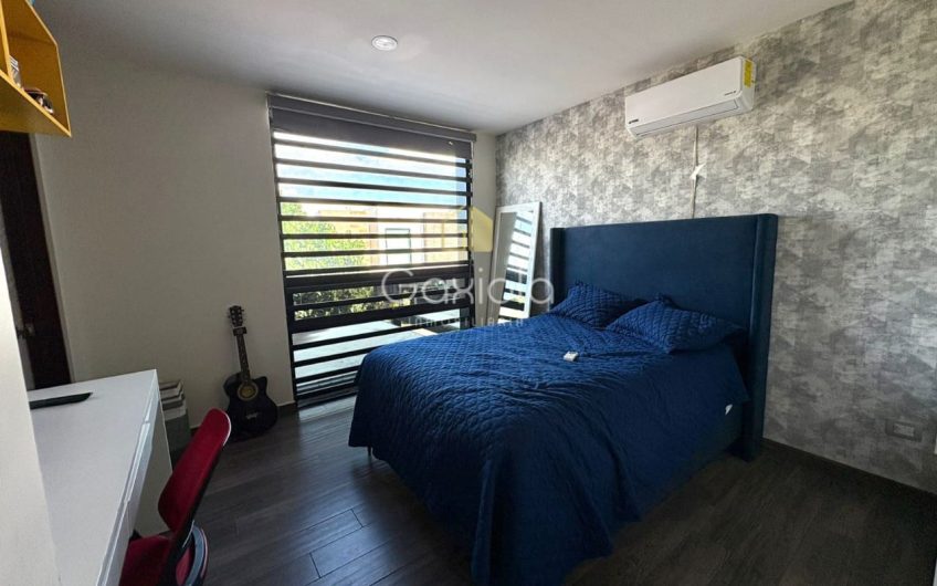 Se RENTA Casa con o sin muebles, ubicada en Privada con acceso controlado y área común con alberca, Novum Residencial, Valle Alto