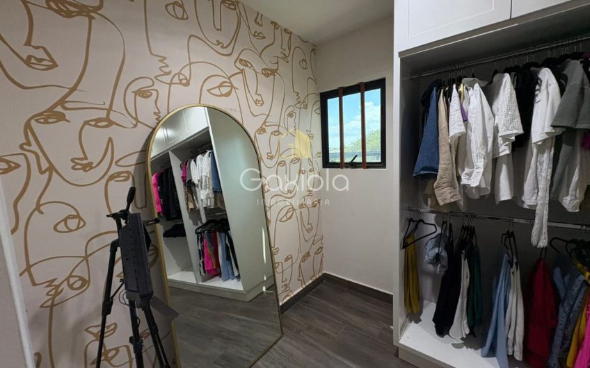Se RENTA Casa con o sin muebles, ubicada en Privada con acceso controlado y área común con alberca, Novum Residencial, Valle Alto