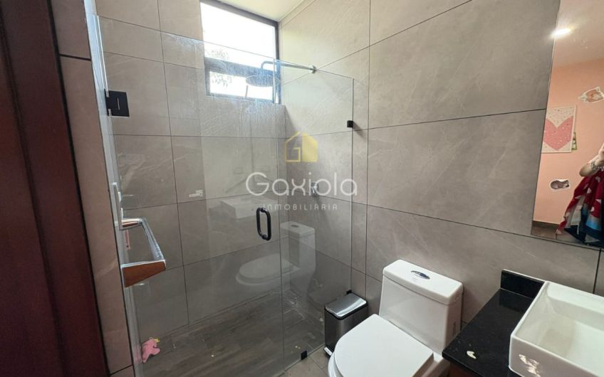 Se RENTA Casa con o sin muebles, ubicada en Privada con acceso controlado y área común con alberca, Novum Residencial, Valle Alto