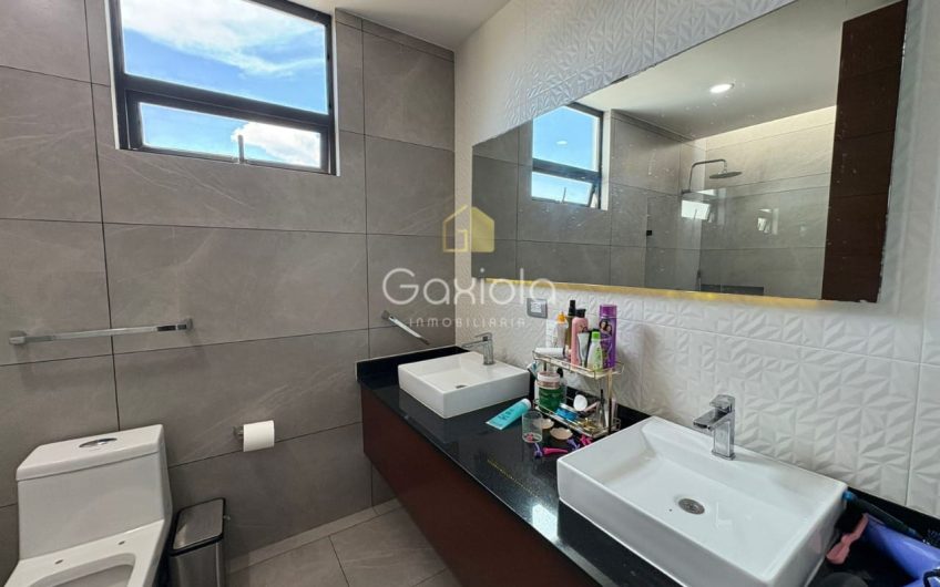 Se RENTA Casa con o sin muebles, ubicada en Privada con acceso controlado y área común con alberca, Novum Residencial, Valle Alto