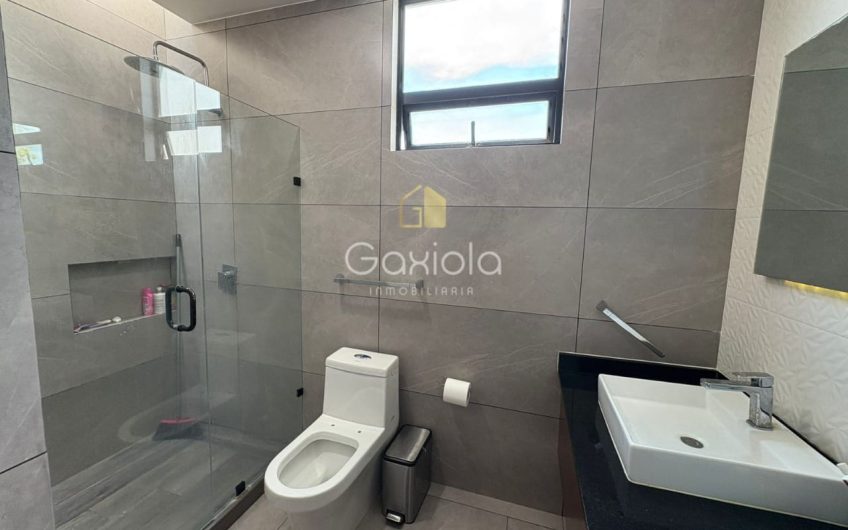 Se RENTA Casa con o sin muebles, ubicada en Privada con acceso controlado y área común con alberca, Novum Residencial, Valle Alto
