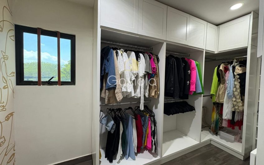 Se RENTA Casa con o sin muebles, ubicada en Privada con acceso controlado y área común con alberca, Novum Residencial, Valle Alto