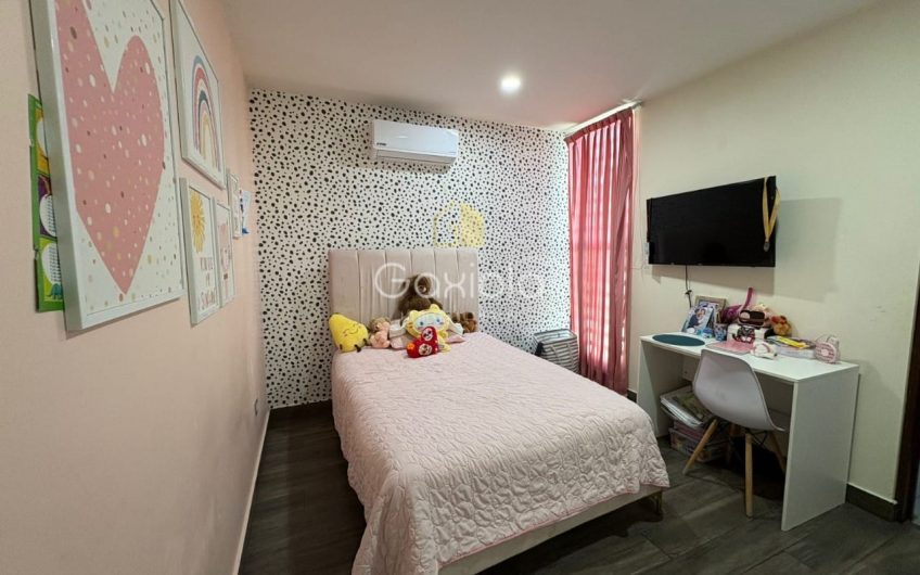 Se RENTA Casa con o sin muebles, ubicada en Privada con acceso controlado y área común con alberca, Novum Residencial, Valle Alto