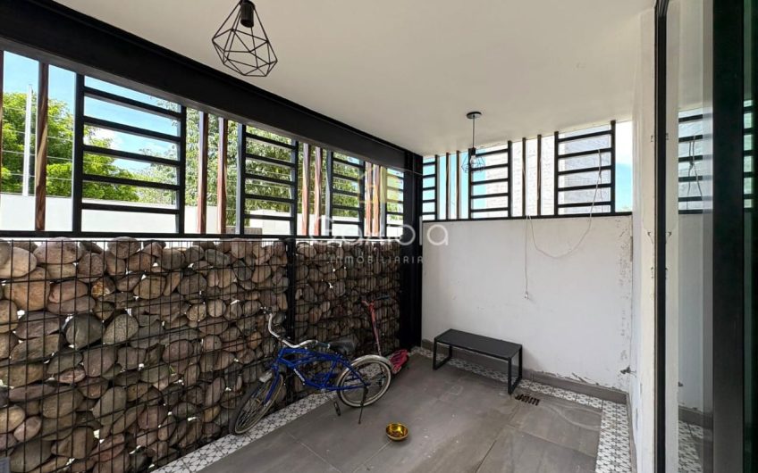 Se RENTA Casa con o sin muebles, ubicada en Privada con acceso controlado y área común con alberca, Novum Residencial, Valle Alto