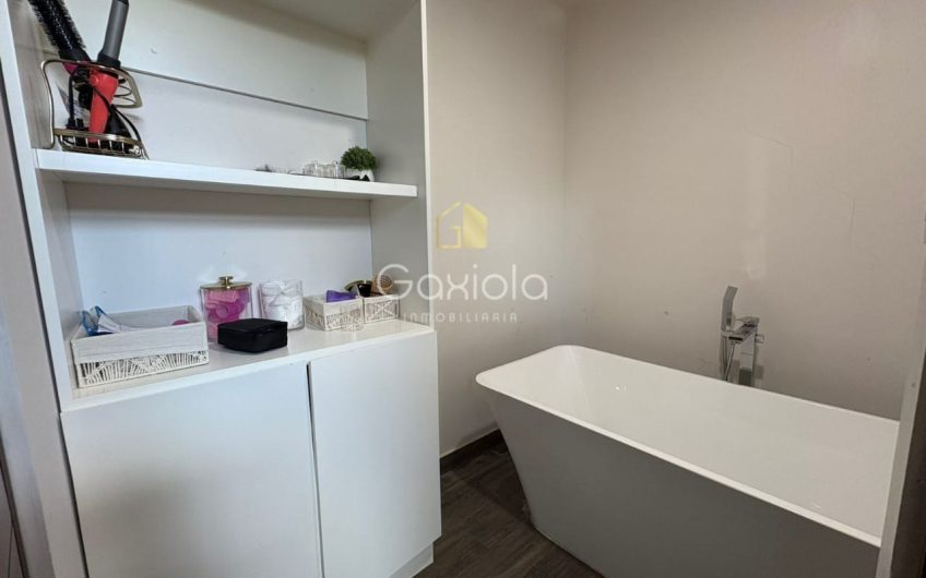 Se RENTA Casa con o sin muebles, ubicada en Privada con acceso controlado y área común con alberca, Novum Residencial, Valle Alto