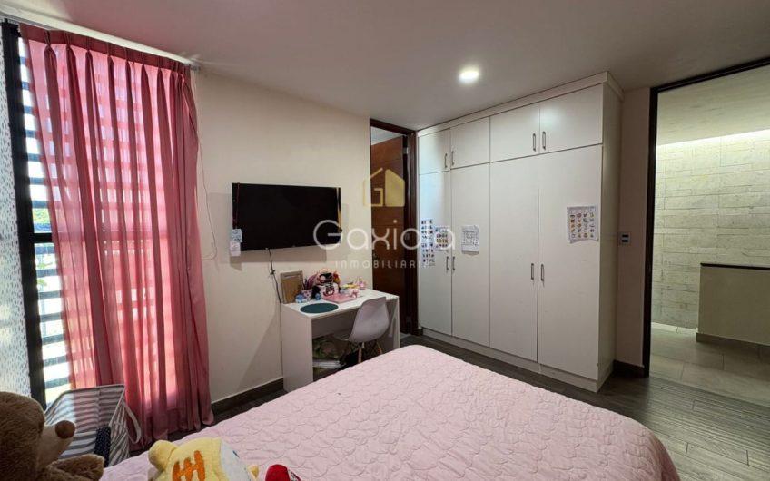 Se RENTA Casa con o sin muebles, ubicada en Privada con acceso controlado y área común con alberca, Novum Residencial, Valle Alto
