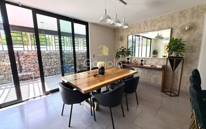 Se RENTA Casa con o sin muebles, ubicada en Privada con acceso controlado y área común con alberca, Novum Residencial, Valle Alto