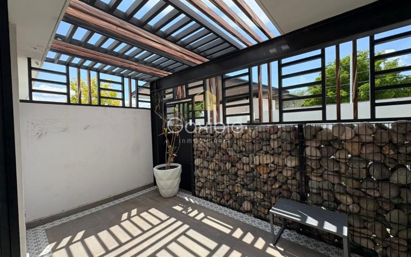 Se RENTA Casa con o sin muebles, ubicada en Privada con acceso controlado y área común con alberca, Novum Residencial, Valle Alto