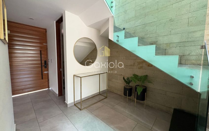 Se RENTA Casa con o sin muebles, ubicada en Privada con acceso controlado y área común con alberca, Novum Residencial, Valle Alto