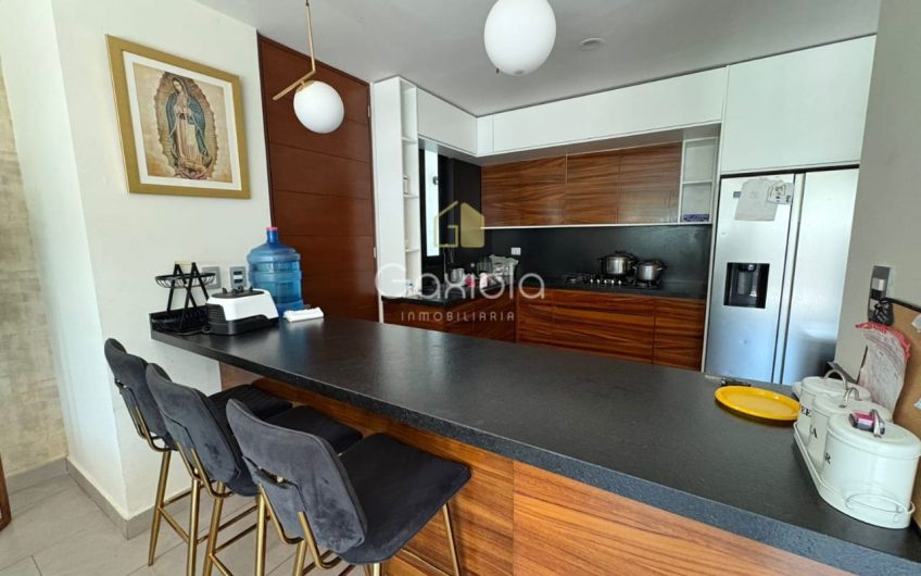 Se RENTA Casa con o sin muebles, ubicada en Privada con acceso controlado y área común con alberca, Novum Residencial, Valle Alto