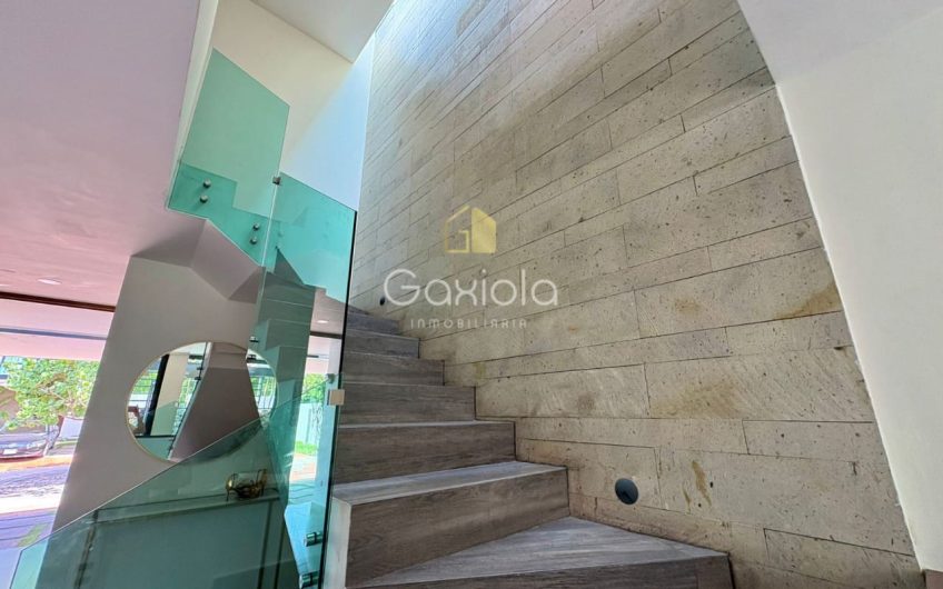 Se RENTA Casa con o sin muebles, ubicada en Privada con acceso controlado y área común con alberca, Novum Residencial, Valle Alto
