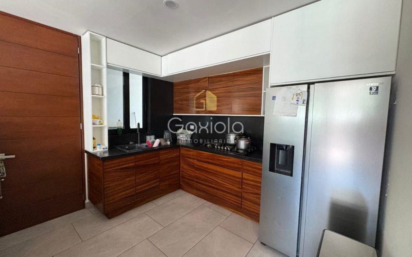 Se RENTA Casa con o sin muebles, ubicada en Privada con acceso controlado y área común con alberca, Novum Residencial, Valle Alto