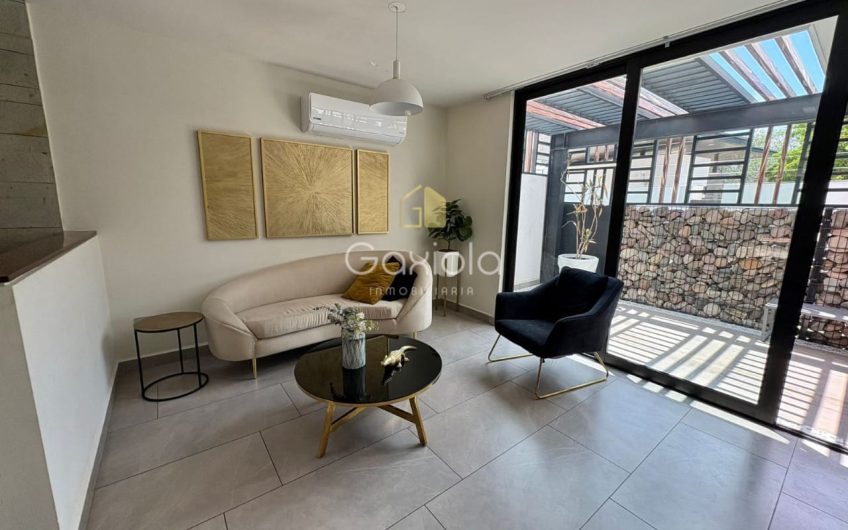Se RENTA Casa con o sin muebles, ubicada en Privada con acceso controlado y área común con alberca, Novum Residencial, Valle Alto