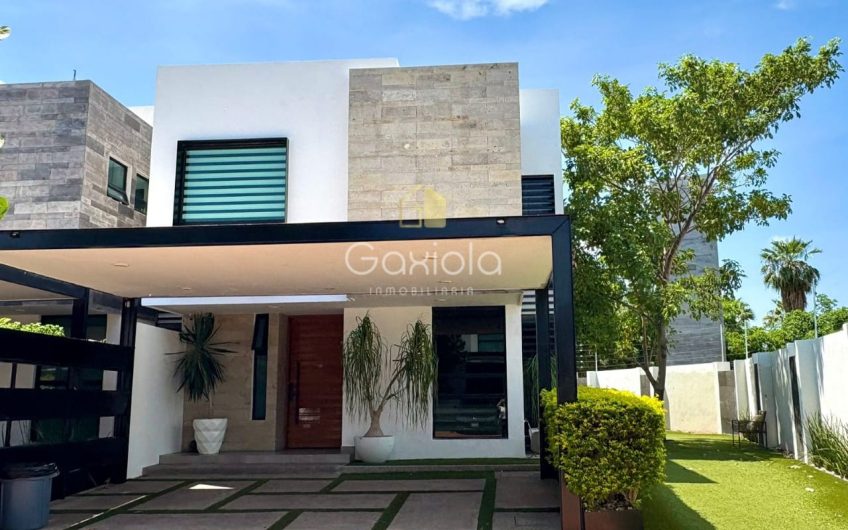 Se RENTA Casa con o sin muebles, ubicada en Privada con acceso controlado y área común con alberca, Novum Residencial, Valle Alto