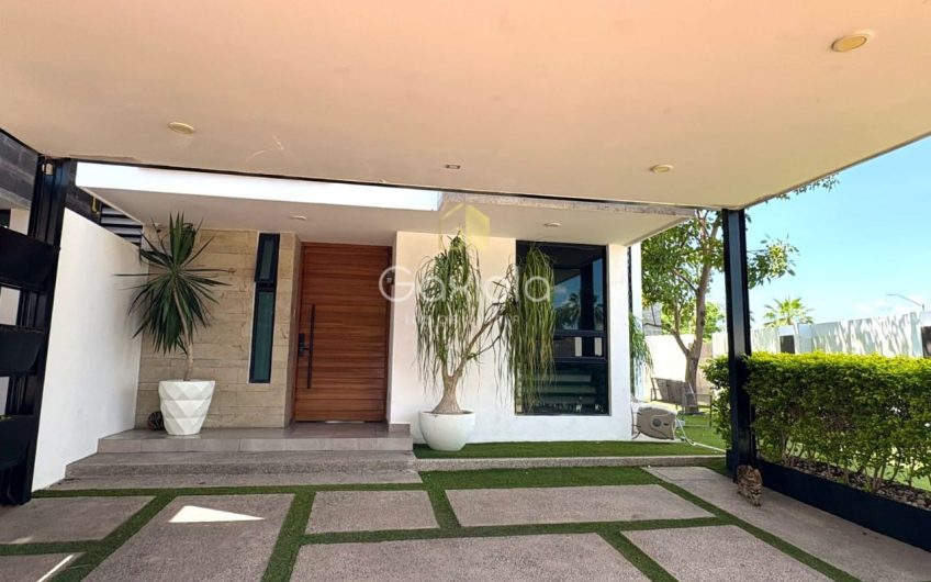 Se RENTA Casa con o sin muebles, ubicada en Privada con acceso controlado y área común con alberca, Novum Residencial, Valle Alto