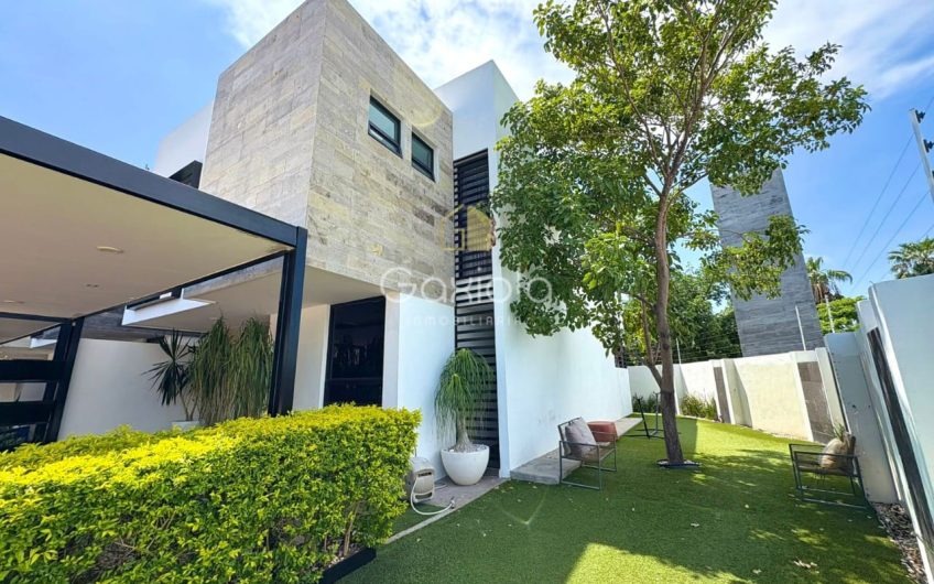 Se RENTA Casa con o sin muebles, ubicada en Privada con acceso controlado y área común con alberca, Novum Residencial, Valle Alto