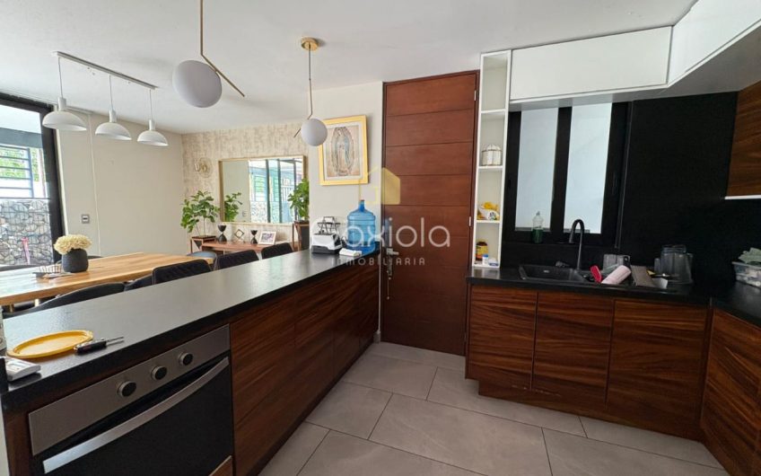 Se RENTA Casa con o sin muebles, ubicada en Privada con acceso controlado y área común con alberca, Novum Residencial, Valle Alto