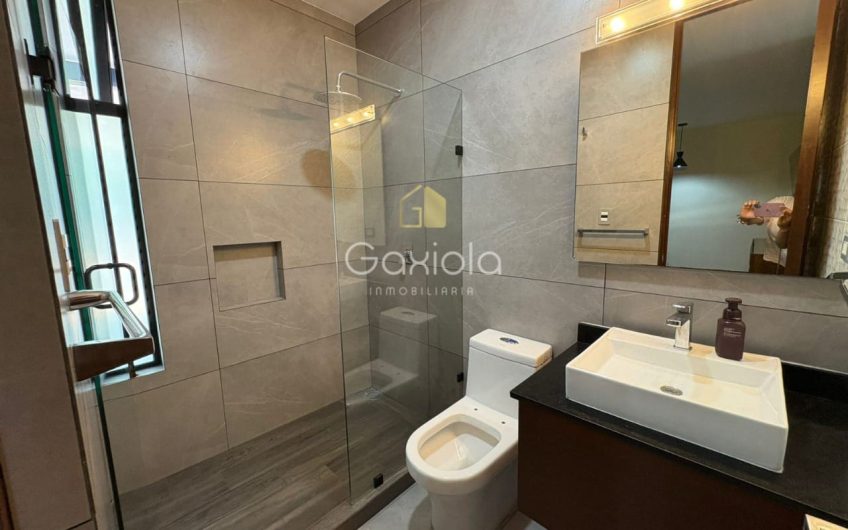 Se RENTA Casa con o sin muebles, ubicada en Privada con acceso controlado y área común con alberca, Novum Residencial, Valle Alto