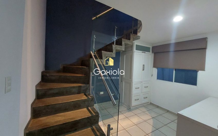 Se RENTA Casa de 2 pisos, ubicada en Valle Alto, cerca del Colegio Montessori