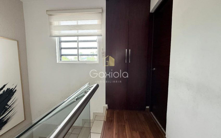 Se VENDE casa ubicada en Privada con acceso controlado, Stanza Castillas, Sector La Conquista