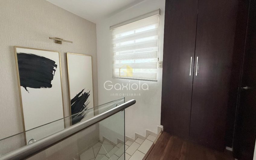 Se VENDE casa ubicada en Privada con acceso controlado, Stanza Castillas, Sector La Conquista