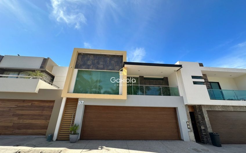 Se RENTA Casa AMUEBLADA y EQUIPADA, en Privada con acceso controlado y área común con alberca, Sfera Residencial, a 10 minutos de Plaza Forum