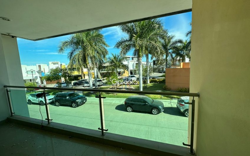 Se RENTA Casa AMUEBLADA y EQUIPADA, en Privada con acceso controlado y área común con alberca, Sfera Residencial, a 10 minutos de Plaza Forum