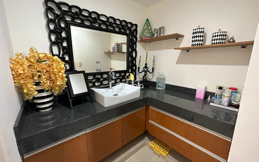 Se RENTA Casa AMUEBLADA y EQUIPADA, en Privada con acceso controlado y área común con alberca, Sfera Residencial, a 10 minutos de Plaza Forum