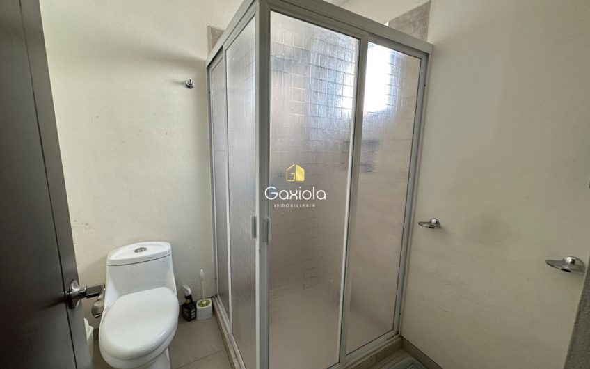 Se RENTA Casa AMUEBLADA y EQUIPADA, en Privada con acceso controlado y área común con alberca, Sfera Residencial, a 10 minutos de Plaza Forum