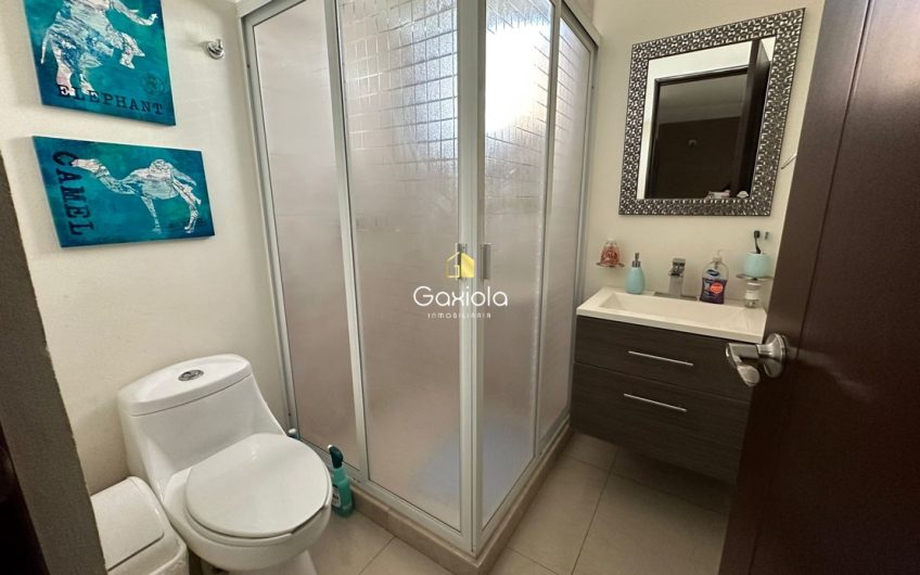 Se RENTA Casa AMUEBLADA y EQUIPADA, en Privada con acceso controlado y área común con alberca, Sfera Residencial, a 10 minutos de Plaza Forum